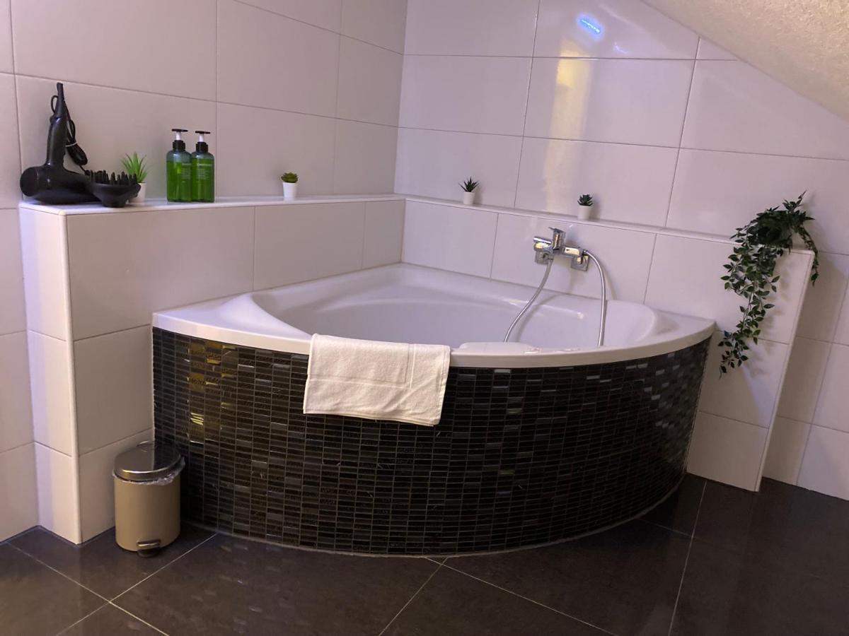 Deluxe Business Suite Mit Netflix Premium & Parkplatz, Zentral Zu Audi & Schwarz Gruppe With 2 Bedrooms Bad Friedrichshall Luaran gambar