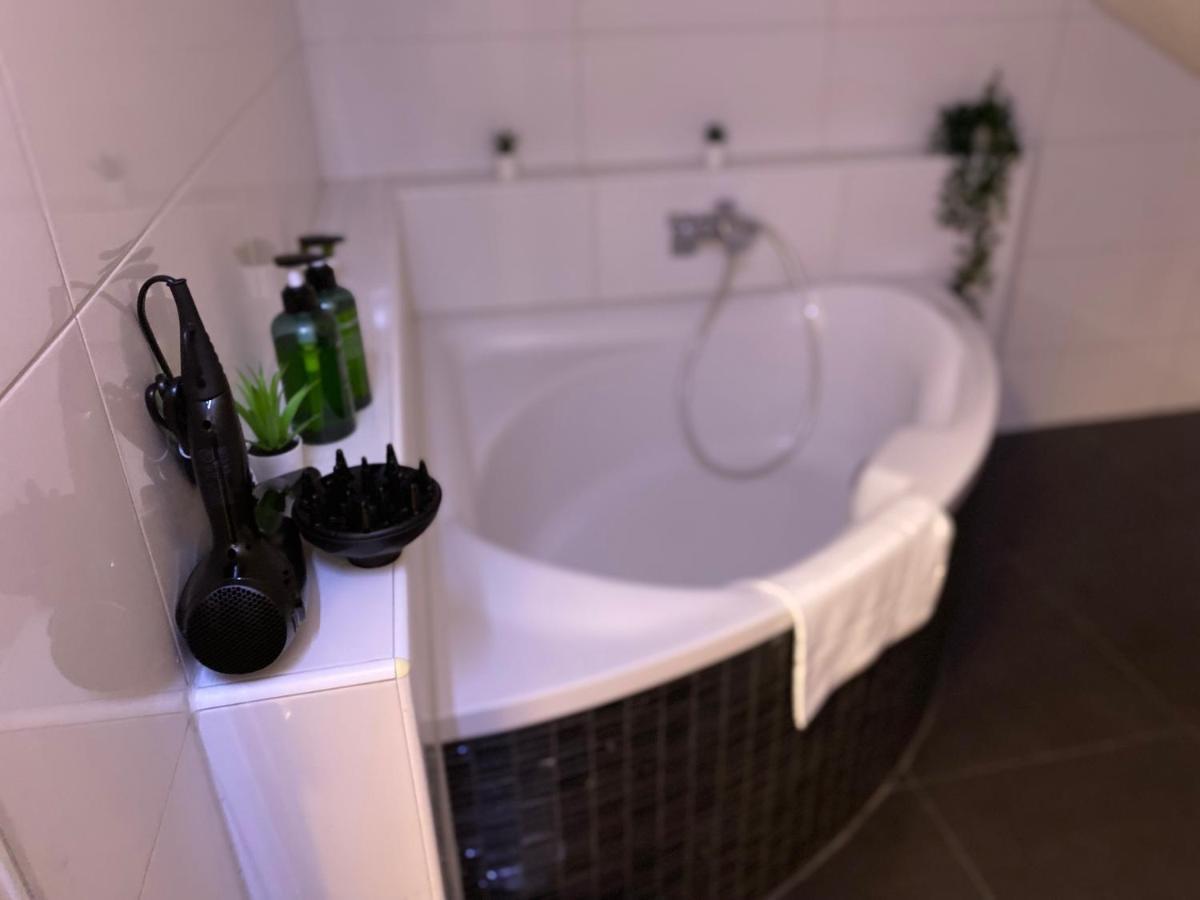 Deluxe Business Suite Mit Netflix Premium & Parkplatz, Zentral Zu Audi & Schwarz Gruppe With 2 Bedrooms Bad Friedrichshall Luaran gambar