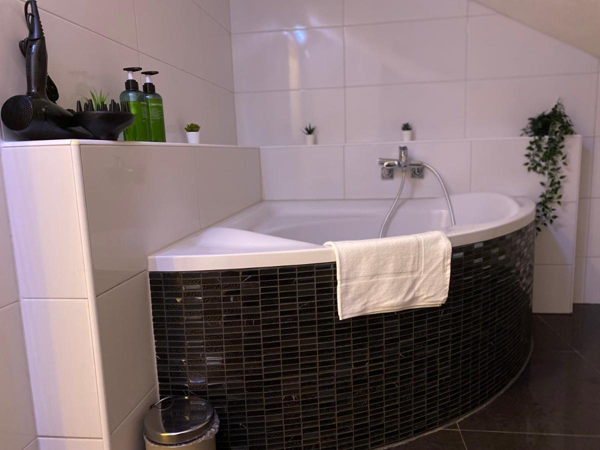 Deluxe Business Suite Mit Netflix Premium & Parkplatz, Zentral Zu Audi & Schwarz Gruppe With 2 Bedrooms Bad Friedrichshall Luaran gambar